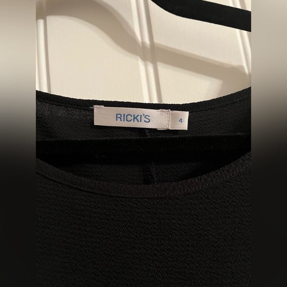 Ricki’s black blouse with arm cutouts. - Picture 4 of 4